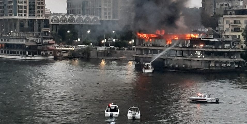 بالفيديو : حريق ضخم في مركب سياحي علي النيل